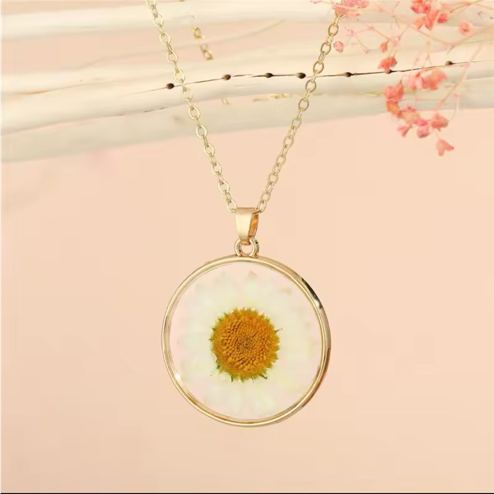 pendant with natural daisy